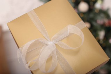 Noel akşamı, parlak Noel ağacı oyuncağı Yeni Yıl ağacını süslüyor