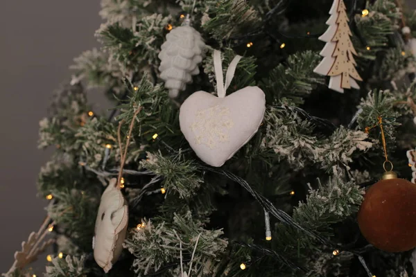 Christmas Evening Shiny Christmas Tree Toy Decorates New Year Tree — Stock Photo, Image