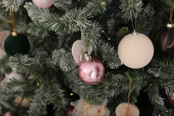 Heiligabend Glänzendes Christbaumspielzeug Schmückt Den Neujahrsbaum — Stockfoto