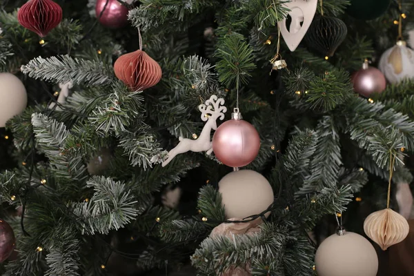 Heiligabend Glänzendes Christbaumspielzeug Schmückt Den Neujahrsbaum — Stockfoto