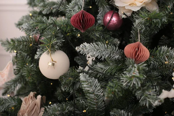 Χριστουγεννιάτικο Βράδυ Λαμπερό Χριστουγεννιάτικο Δέντρο Παιχνίδι Διακοσμεί Δέντρο Της Πρωτοχρονιάς — Φωτογραφία Αρχείου