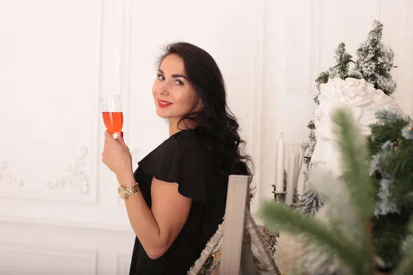 Flört eden genç bir kadın. Göz kamaştırıcı, zarif bir görünüş.