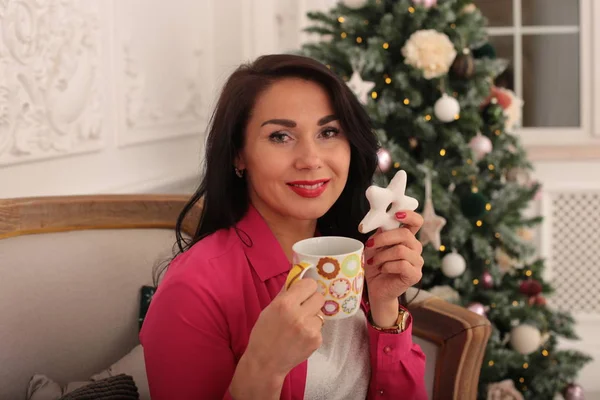 Verspielte Junge Frau Feiert Weihnachten — Stockfoto