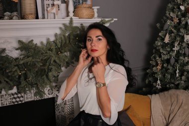 Güzel genç bir kadın Noel 'i yalnız kutluyor.