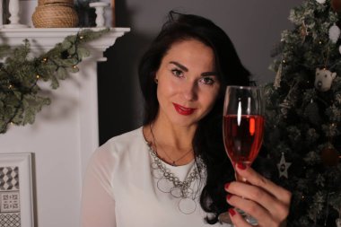 Güzel genç bir kadın Noel 'i yalnız kutluyor.