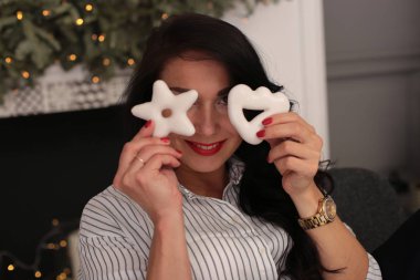 Güzel genç bir kadın Noel 'i yalnız kutluyor.