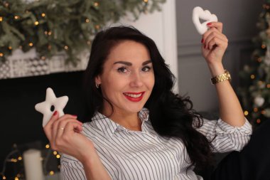 Güzel genç bir kadın Noel 'i yalnız kutluyor.