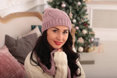 Noel 'de flört eden genç bir kadın göz kamaştırıcı, zarif bir görünüş.