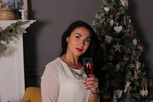 Schöne Junge Frau Feiert Neujahr Und Weihnachten Allein — Stockfoto