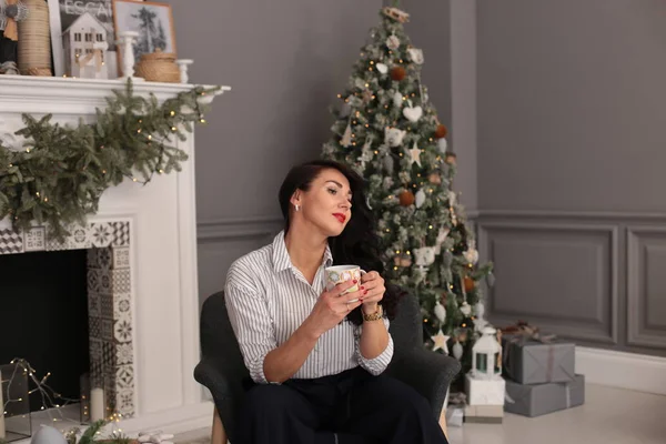 Flört eden genç bir kadın. Göz kamaştırıcı, zarif bir görünüş.