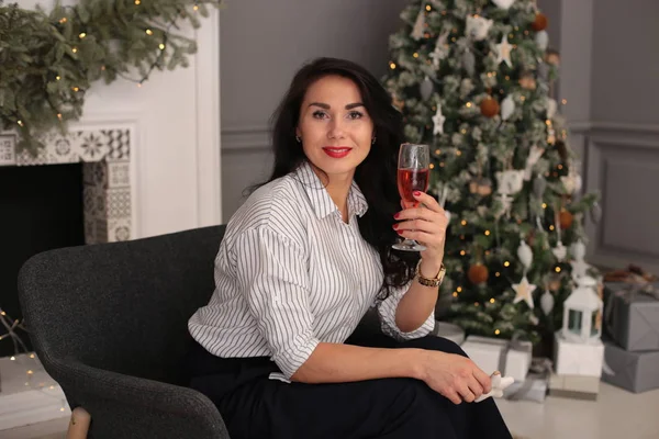 Flört eden genç bir kadın. Göz kamaştırıcı, zarif bir görünüş.