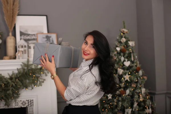 Flört eden genç bir kadın. Göz kamaştırıcı, zarif bir görünüş.