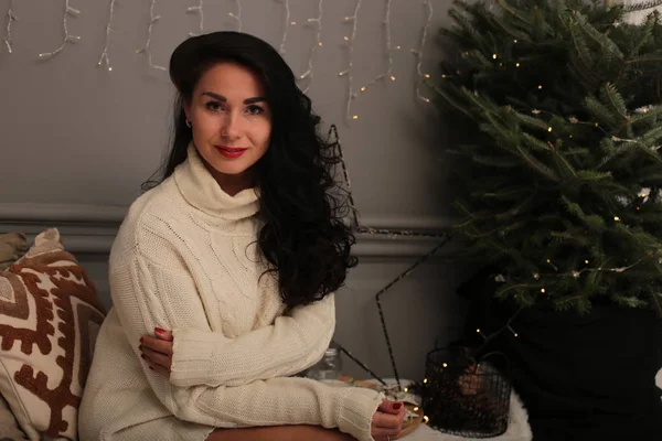 Weihnachtsflirt Junge Frau Festlich Blendend Eleganter Look — Stockfoto