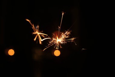 Şenlikli Noel arkaplanı Bokeh çelengi ve ışıltılı maytap.