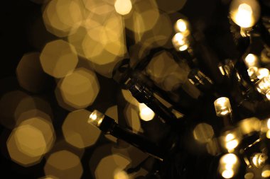 Şenlikli Noel arkaplanı Bokeh çelengi ve ışıltılı maytap.