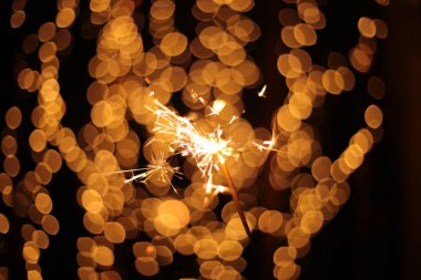 Şenlikli Noel arkaplanı Bokeh çelengi ve ışıltılı maytap.