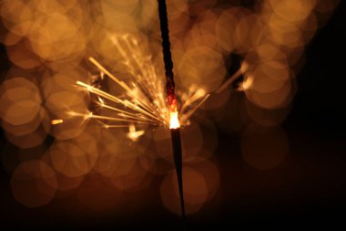 Şenlikli Noel arkaplanı Bokeh çelengi ve ışıltılı maytap.