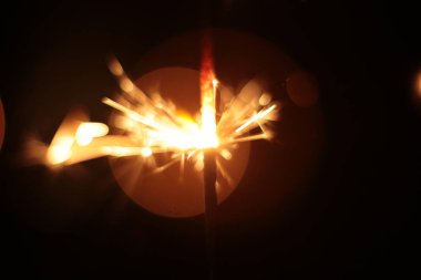 Şenlikli Noel arkaplanı Bokeh çelengi ve ışıltılı maytap.