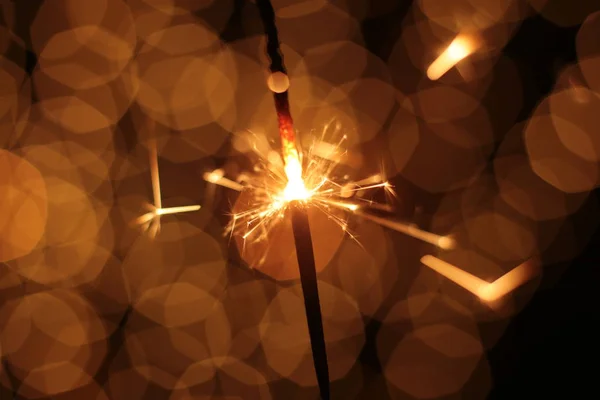 Festliche Weihnachten Hintergrund Bokeh Girlanden Und Funkelnden Wunderkerzen — Stockfoto