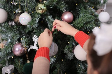 Noel süslemesi parlak oyuncak Yeni Yıl ağacını süslüyor