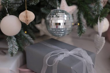 Noel süslemesi parlak oyuncak Yeni Yıl ağacını süslüyor