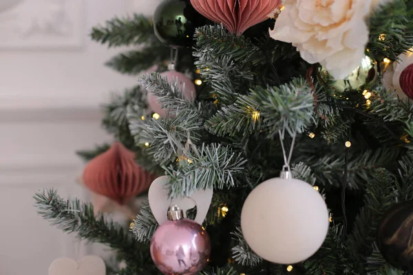 Vánoční Dekorace Lesklé Hračky Zdobí Nový Rok Strom — Stock fotografie