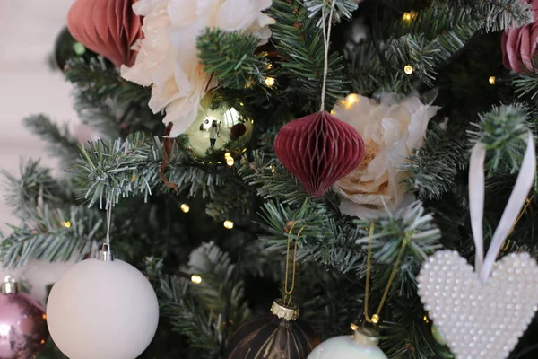 圣诞装饰品闪亮的玩具装饰着圣诞树 — 图库照片