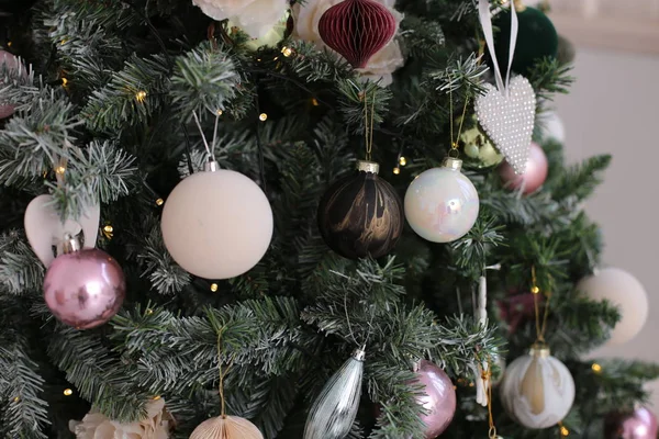 Noel Süslemesi Parlak Oyuncak Yeni Yıl Ağacını Süslüyor — Stok fotoğraf