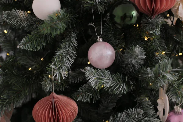 Kerstversiering Glanzend Speelgoed Siert Nieuwjaarsboom — Stockfoto