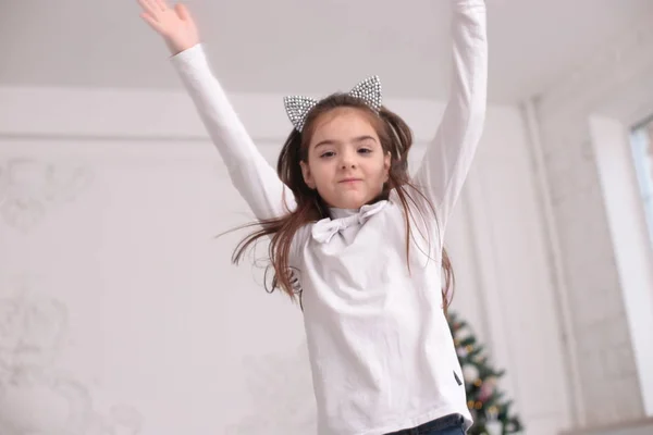 Menina Emocional Sorridente Oito Anos Com Cabelo Longo Férias Ano — Fotografia de Stock