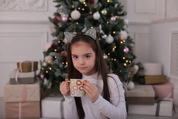 Lächelndes Emotionales Mädchen Von Acht Jahren Mit Langen Haaren Neujahrsurlaub — Stockfoto