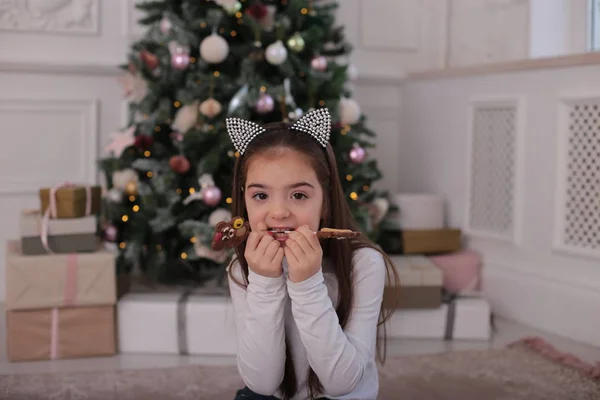 Lächelndes Emotionales Mädchen Von Acht Jahren Mit Langen Haaren Neujahrsurlaub — Stockfoto