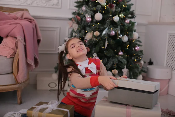Verspieltes Mädchen Feiert Weihnachten Und Fratzen Neujahrsbaum — Stockfoto
