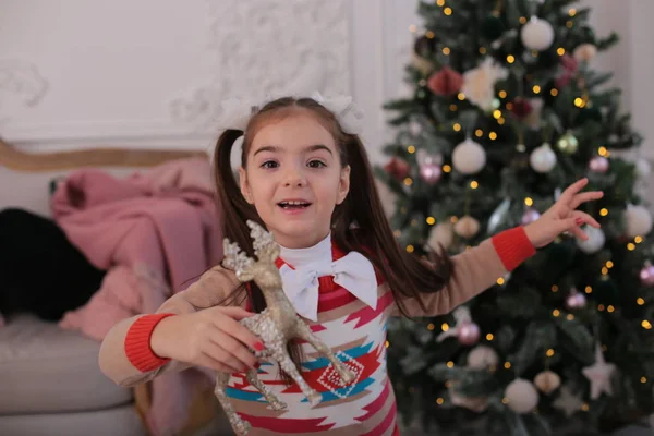 Retrato Navidad Una Hermosa Chica Con Pelo Largo Rubio Estado — Foto de Stock