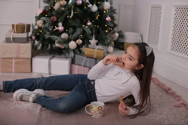 Retrato Navidad Una Hermosa Chica Con Pelo Largo Rubio Estado — Foto de Stock