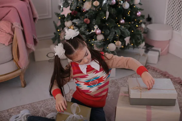 Retrato Navidad Una Hermosa Chica Con Pelo Largo Rubio Estado — Foto de Stock