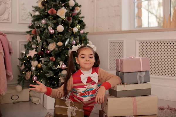 Retrato Navidad Una Hermosa Chica Con Pelo Largo Rubio Estado — Foto de Stock