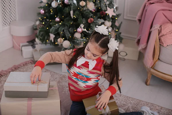 Retrato Navidad Una Hermosa Chica Con Pelo Largo Rubio Estado —  Fotos de Stock