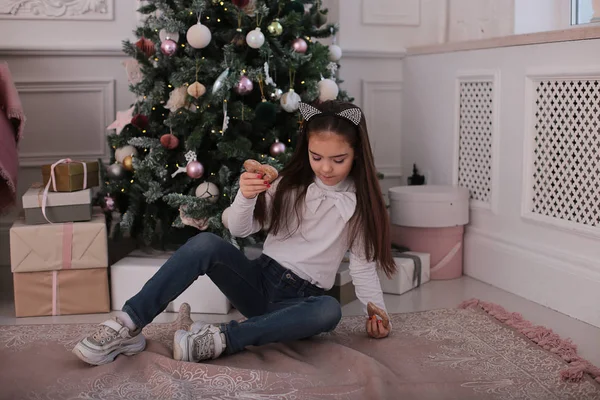 Weihnachtsporträt Eines Schönen Mädchens Mit Langen Blonden Haaren Verspielter Stimmung — Stockfoto