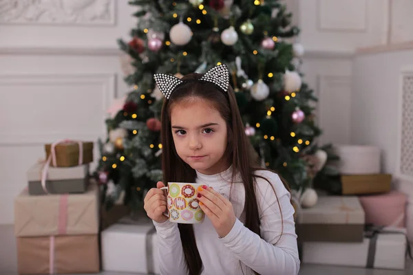 Julporträtt Vacker Flicka Med Långt Blont Hår Ett Lekfullt Humör — Stockfoto
