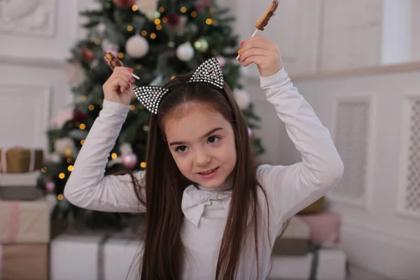 장난기있는 기분으로 머리를 아름다운 소녀의 크리스마스 초상은 감정을 — 스톡 사진