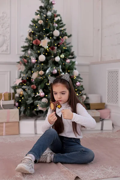 Retrato Navidad Una Hermosa Chica Con Pelo Largo Rubio Estado — Foto de Stock