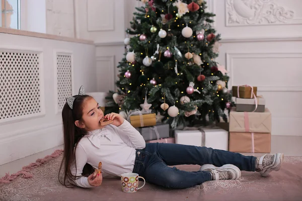 Retrato Navidad Una Hermosa Chica Con Pelo Largo Rubio Estado — Foto de Stock