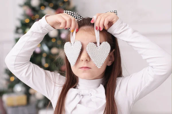 美しい若い女の子は良い気分で新年とクリスマスを祝う正の感情 — ストック写真