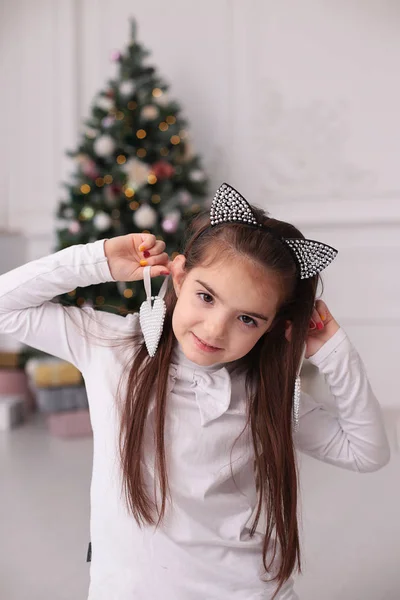 Красивая Девушка Встречает Новый Год Рождество Хорошем Настроении Положительными Эмоциями — стоковое фото