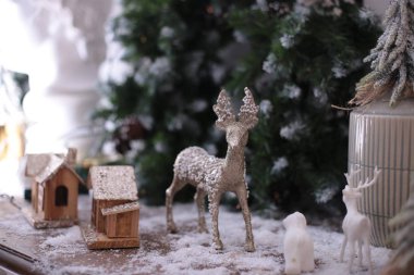 Noel süslemesi parlak oyuncak Yeni Yıl ağacını süslüyor