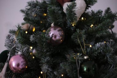 Noel süslemesi parlak oyuncak Yeni Yıl ağacını süslüyor