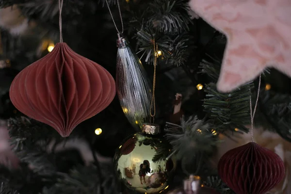 Weihnachtsdekoration Glänzendes Spielzeug Schmückt Den Neujahrsbaum — Stockfoto