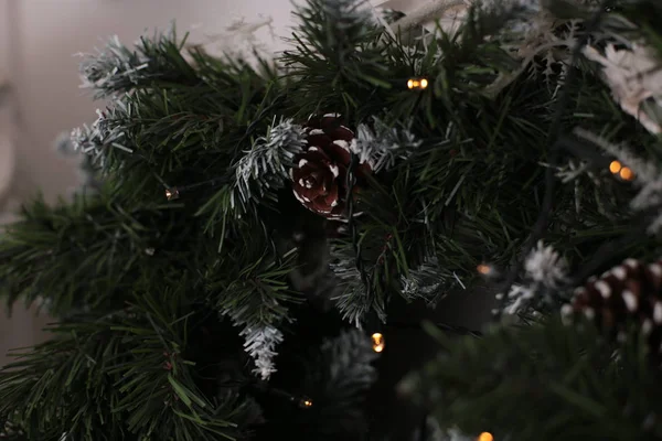 Weihnachtsdekoration Glänzendes Spielzeug Schmückt Den Neujahrsbaum — Stockfoto