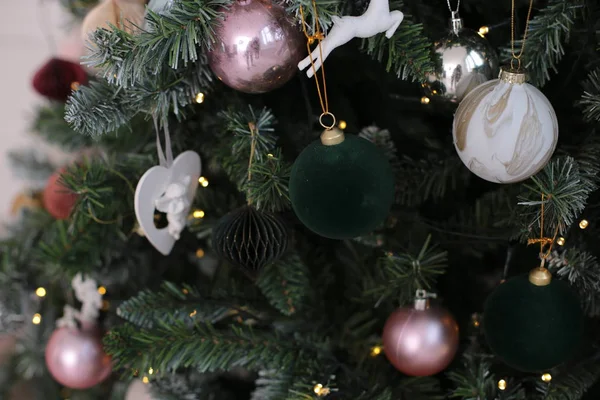 Kerstversiering Glanzend Speelgoed Siert Nieuwjaarsboom — Stockfoto